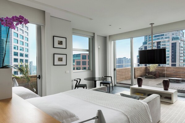 Studio Suite, 1 King Bed | Premium bedding, minibar, in-room safe, individually furnished