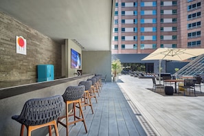 Ulkouima-allas avoinna 8.00–18.00, aurinkotuoleja