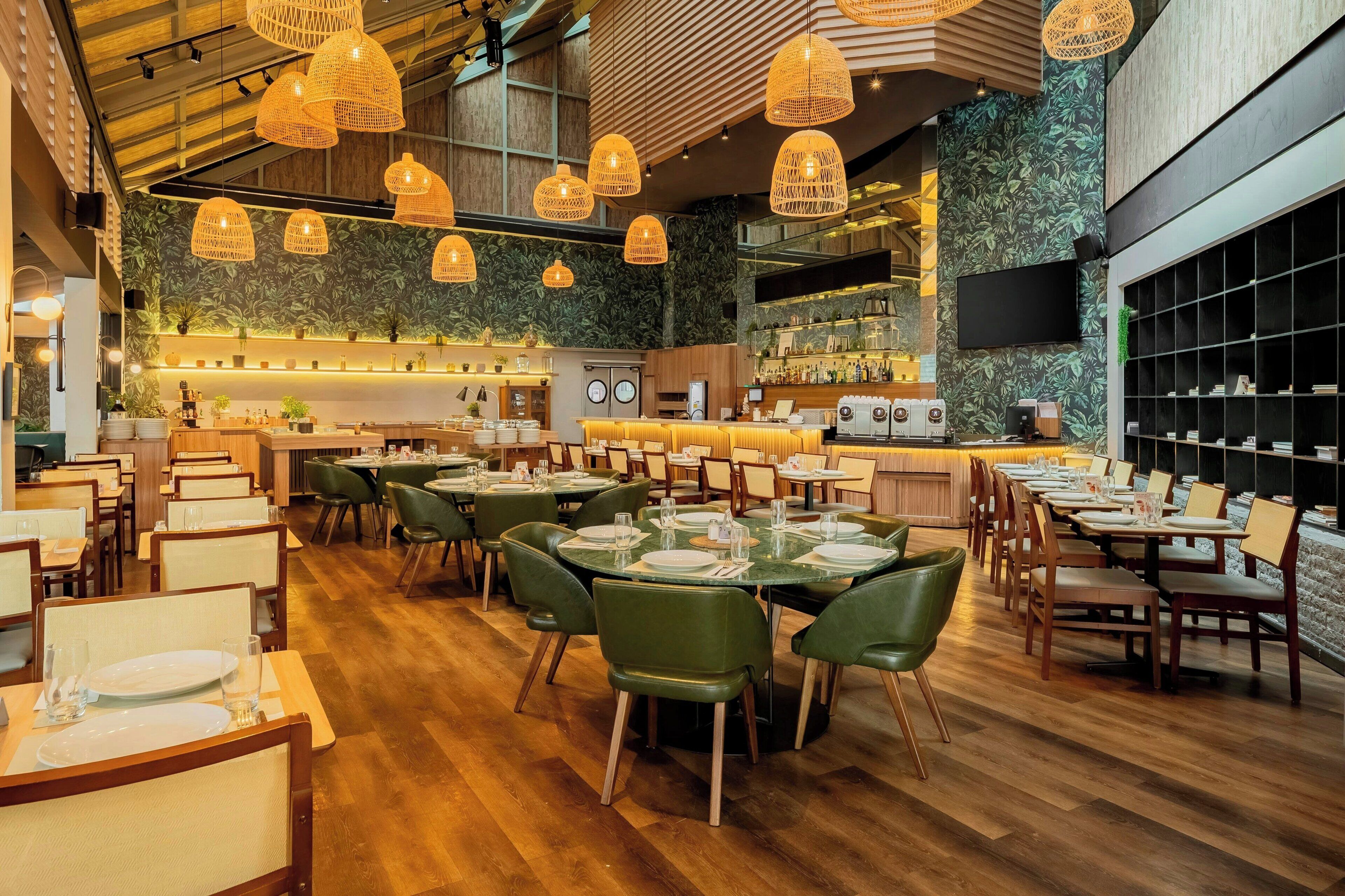 breakfast, lunch, dinner served; international cuisine