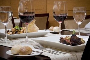 Lunch and dinner served, international cuisine
