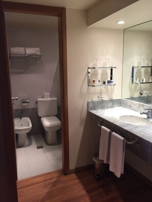 Bathroom - Tryp Montevideo Hotel (Montevideo)