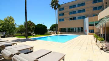 Piscine extérieure, chaises longues