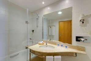 Máy sấy tóc, khăn tắm, xà phòng, dầu gội