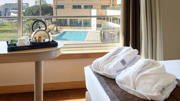 Minibar, coffres-forts dans les chambres, bureau