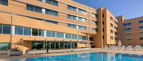 Outdoor pool, pool loungers