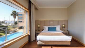 Phòng Deluxe, 1 giường đôi, không hút thuốc, quang cảnh hồ bơi | Minibar, két bảo mật tại phòng, bàn