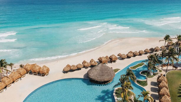 A resort with a pool, beach, and ocean view. - Paradisus Cancún – All Inclusive (Cancun)