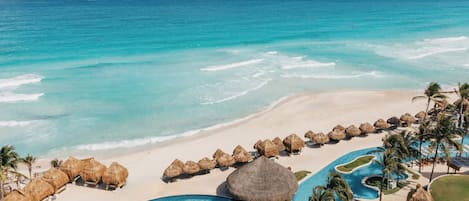 Plage, sable blanc, parasols, serviettes de plage