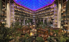 Televisión LED 50 pulgadas con canales de televisión por cable, libros