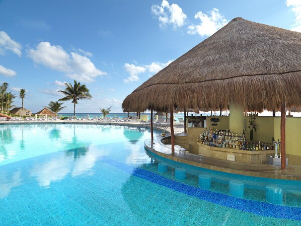 4 piscines extérieures, cabanas (supplément), parasols