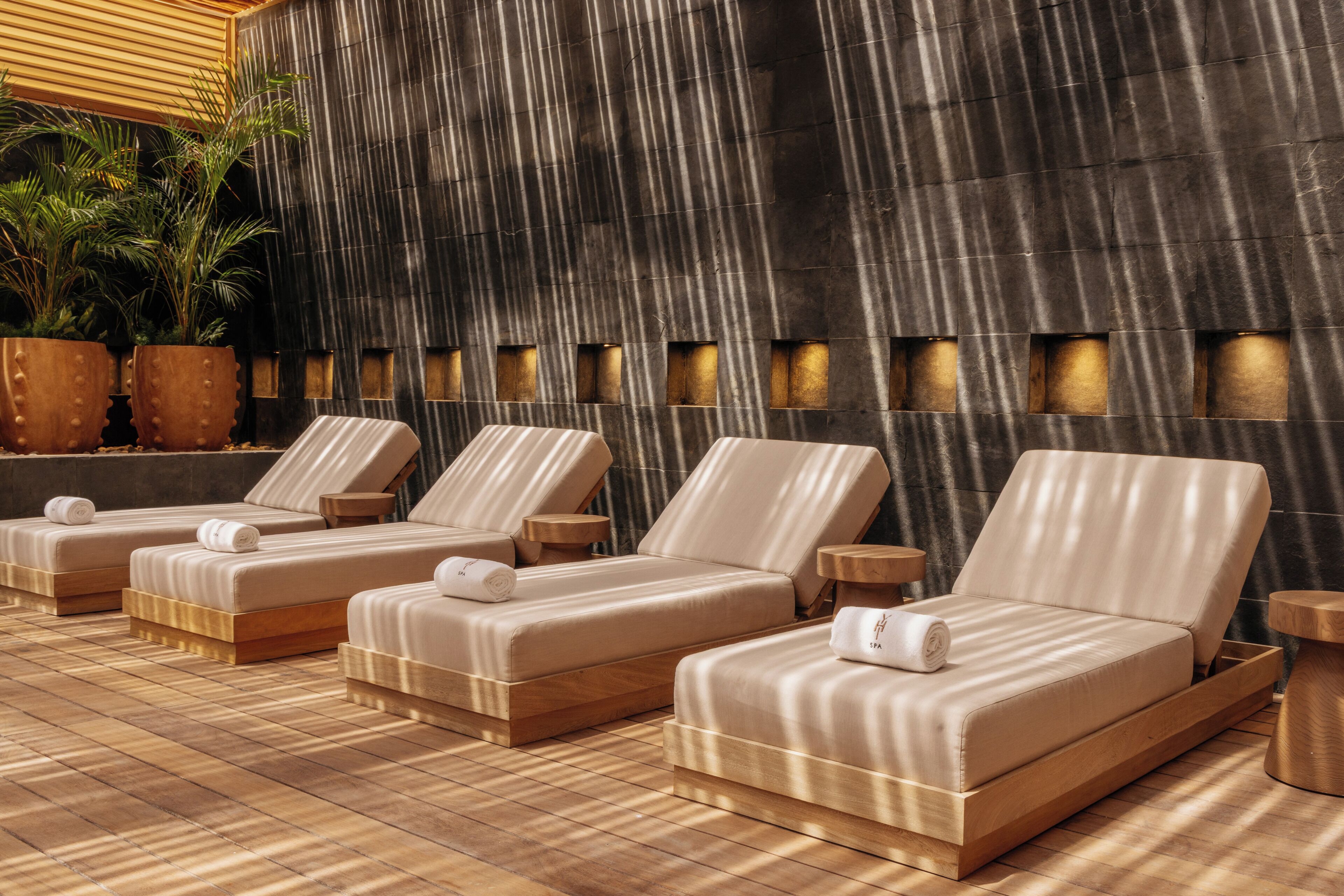 Salas de tratamiento para parejas, un sauna, una bañera de hidromasaje