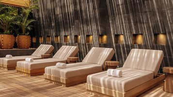 Salas de tratamiento para parejas, un sauna, una bañera de hidromasaje