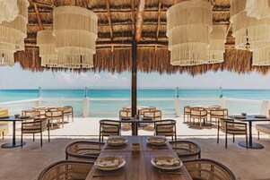 9 restaurants; breakfast, lunch, and dinner served