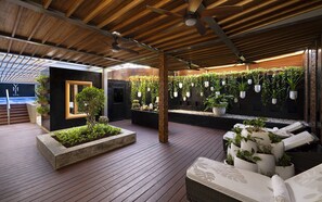 Salas de tratamiento para parejas, sauna y tina de hidromasaje 