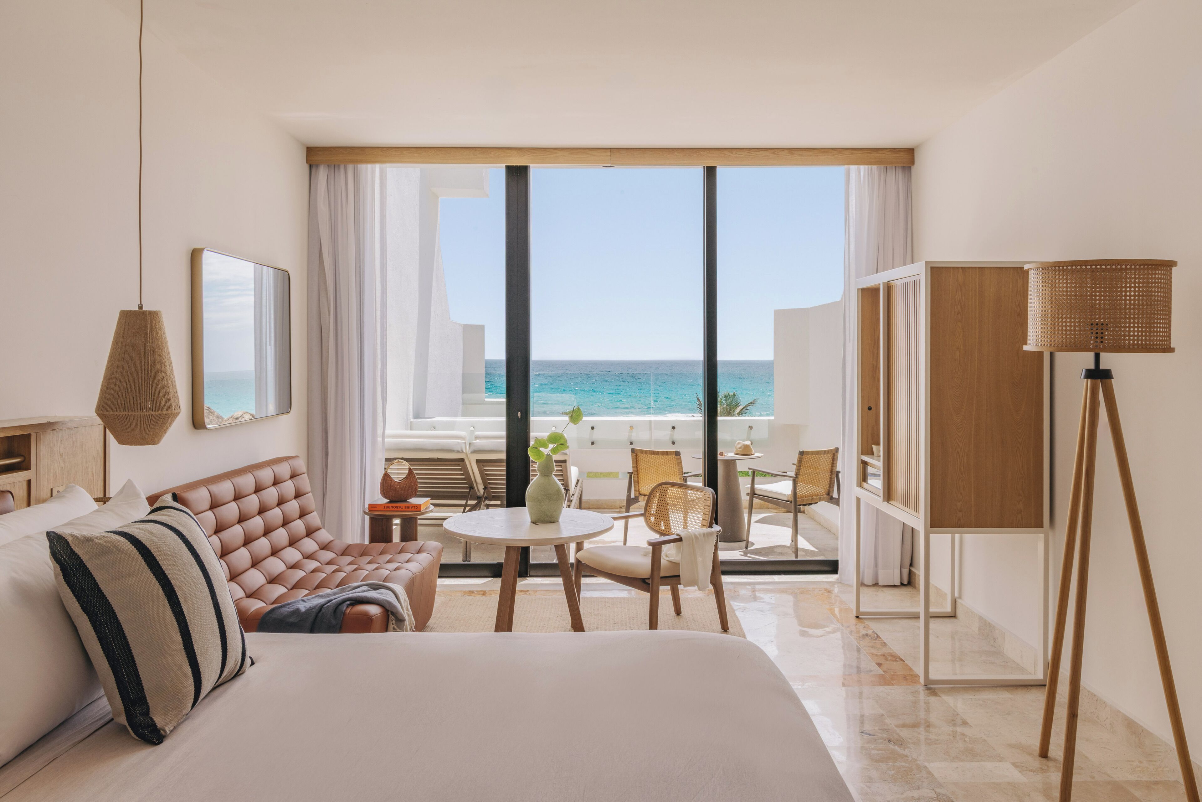 Ropa de cama de alta calidad y minibar con artículos gratuitos 