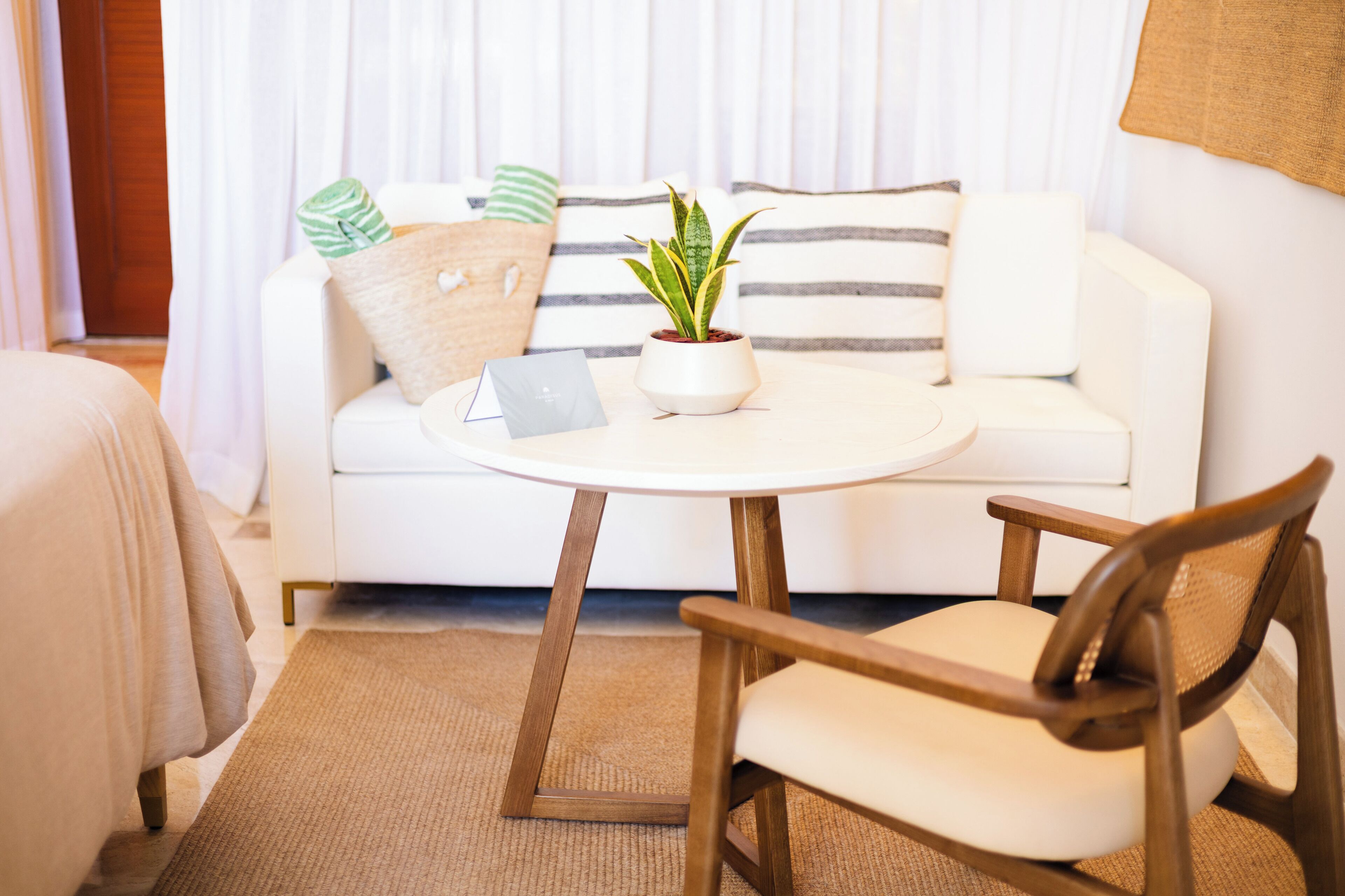 Governor Suite | Sala de estar | Televisión LED de 50 pulgadas con canales por cable y libros 