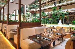 9 restaurantes; se sirve desayuno, almuerzo y cena