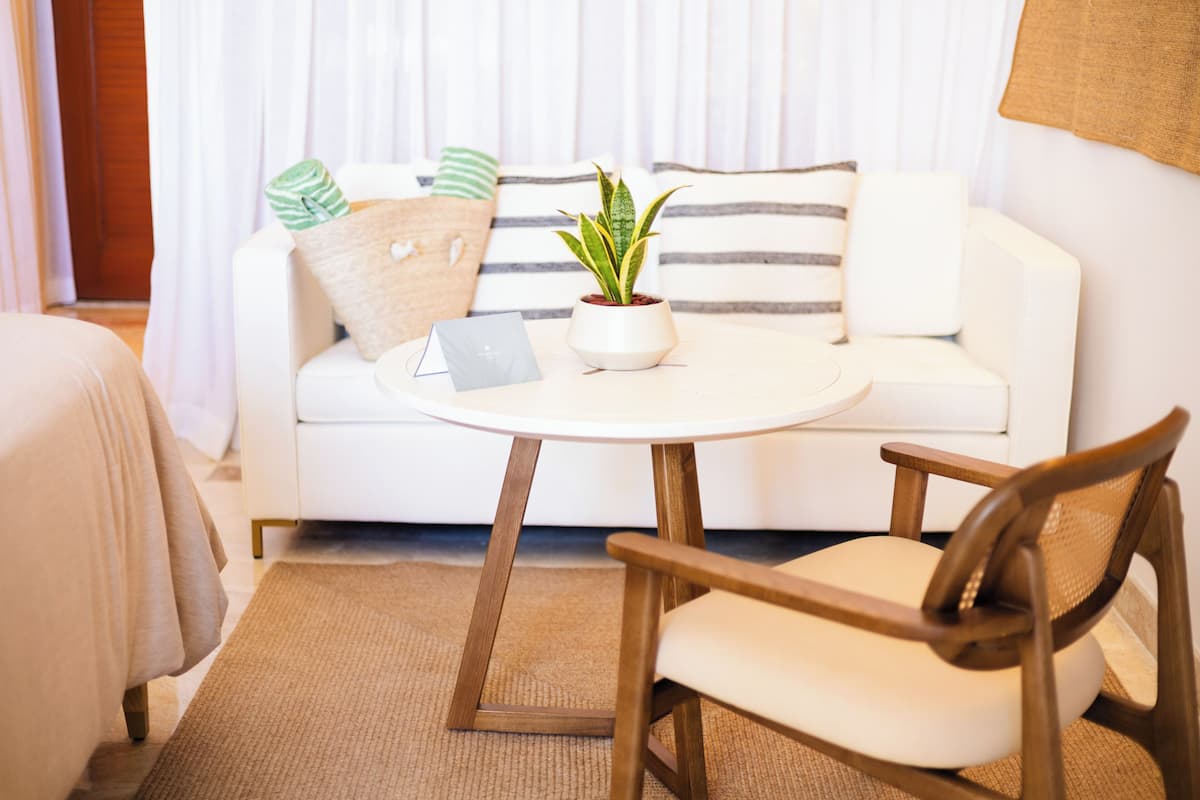 Televisión LED de 50 pulgadas con canales por cable y libros