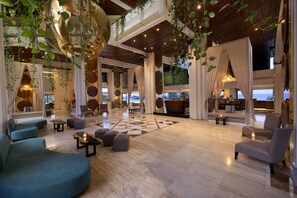 9 restaurants, servant le déjeuner et le dîner; cuisine internationale