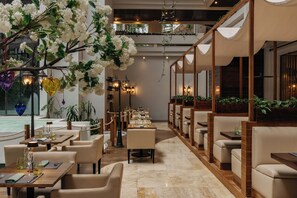 9 restaurants; ze serveren er ontbijt, lunch en diner 