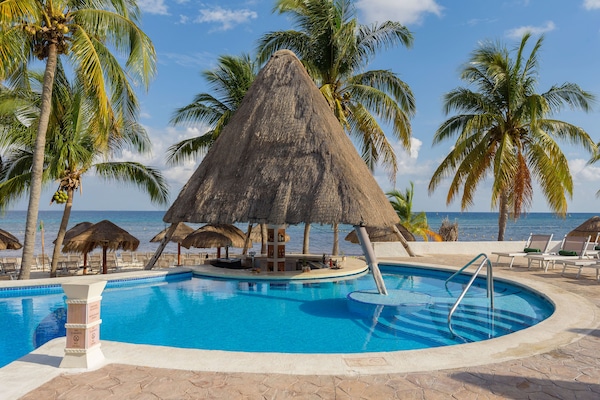 2 Außenpools, Sonnenschirme, Liegestühle