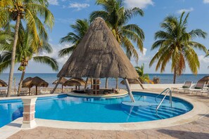 2 piscines extérieures, parasols de plage, chaises longues