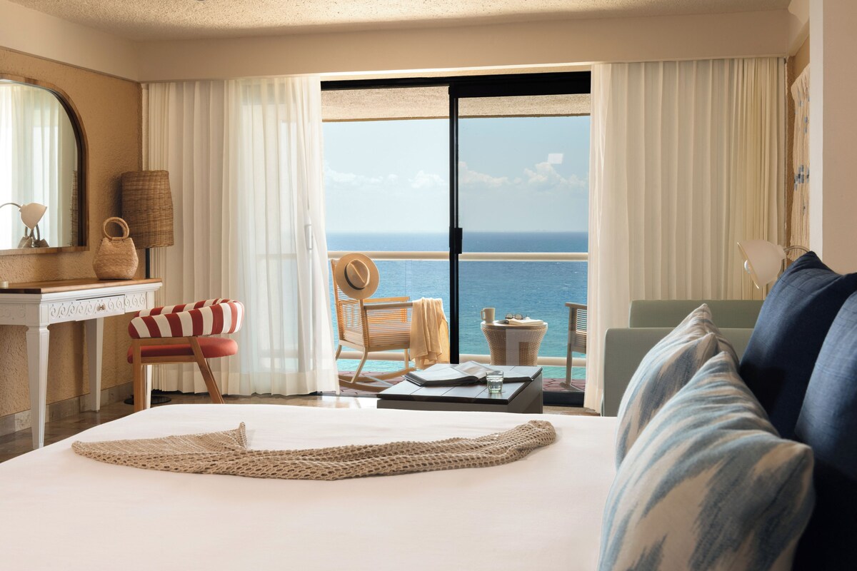 ZEL Suite Ocean Front | Down comforters, WiFi (free), bed sheets