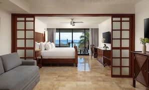 A hotel room with a bed, a desk, a chair, and a television. - Zel Cozumel (Cozumel)