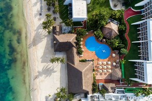 An aerial view of a resort with a swimming pool, beach, and lounge area. - Zel Cozumel (Cozumel)