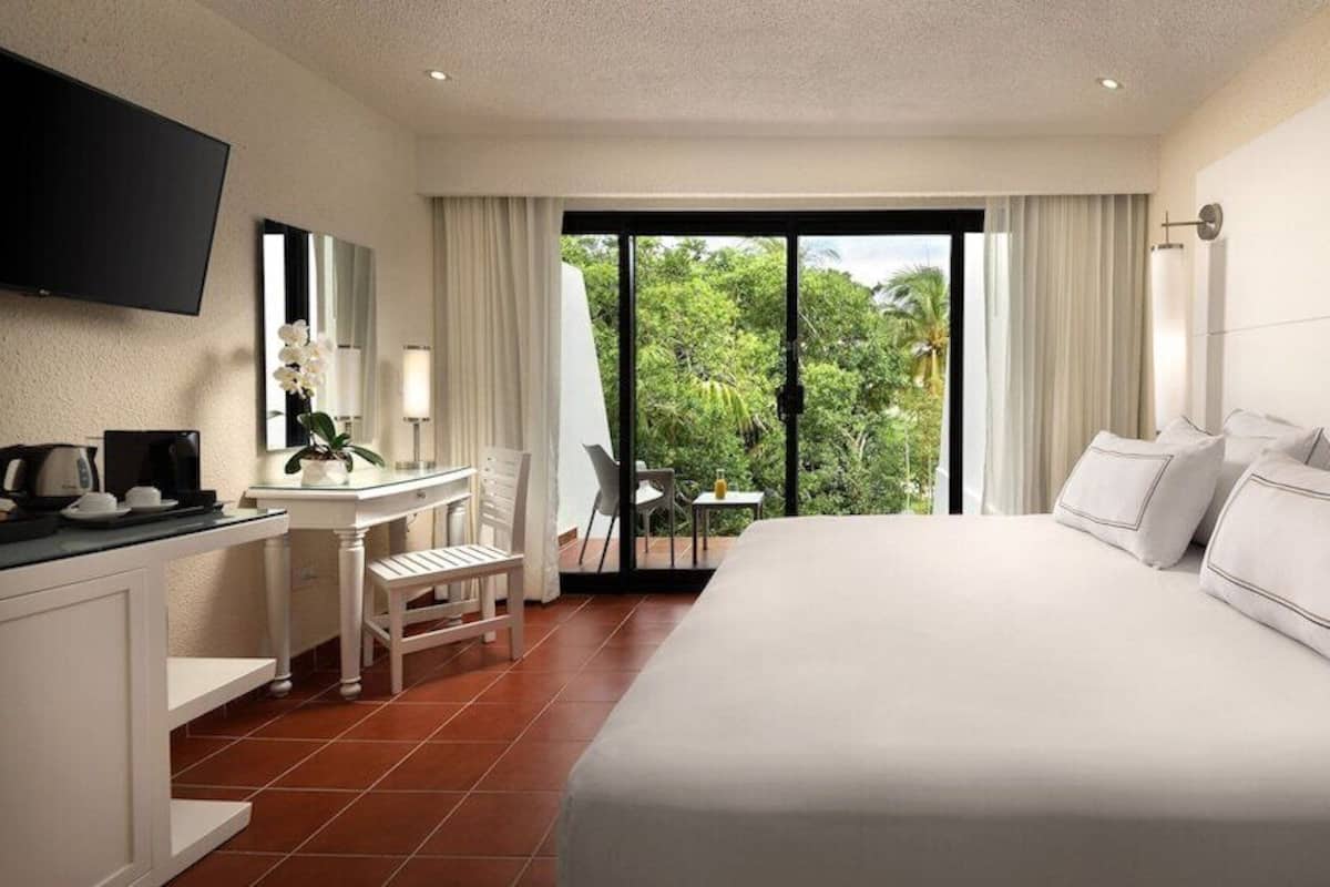 Down duvets, minibar, in-room safe, desk