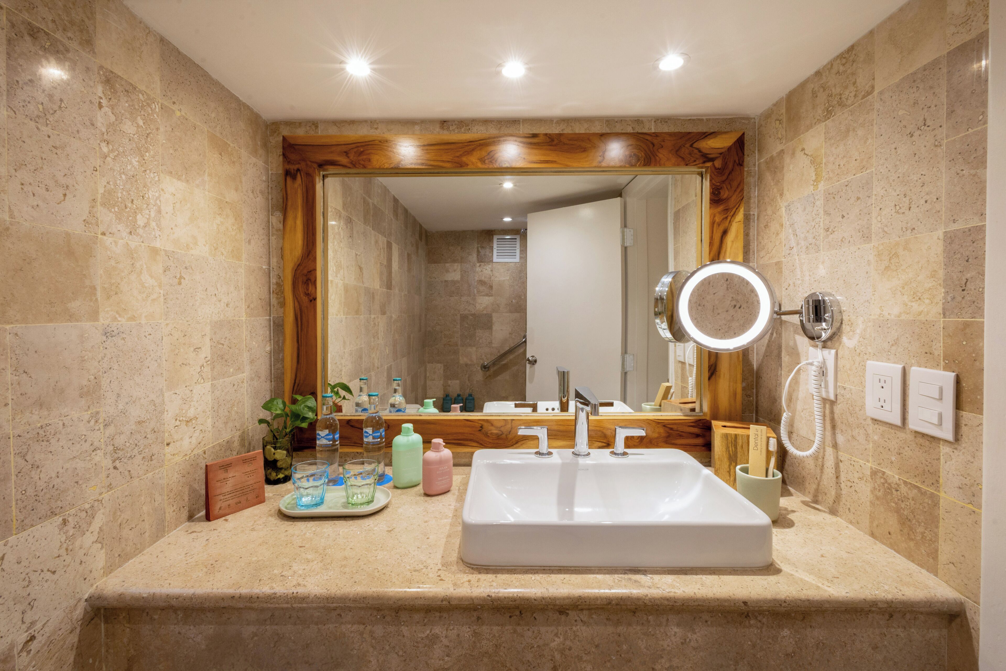 Amenidades de baño gratuitas, secadora de cabello, toallas 
