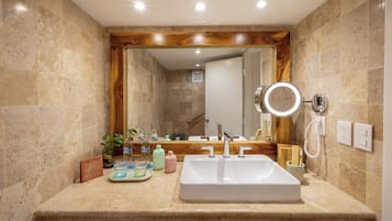 Amenidades de baño gratuitas, secadora de cabello, toallas