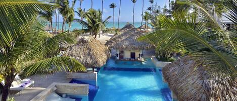 5 piscines extérieures, parasols de plage