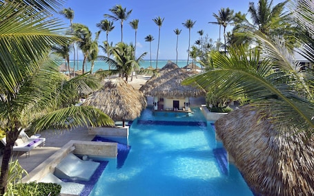 5 Außenpools, Sonnenschirme. Paradisus Punta Cana Resort All Inclusive