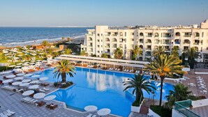 A hotel with a large pool, sun loungers, and a view of the sea. - El Mouradi Mahdia (Mahdia)
