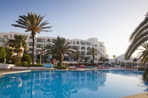 Piscina interna, piscina externa, funciona das 8h às 18h, guarda-sóis