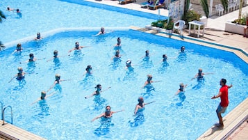 Piscina interna, piscina externa, funciona das 8h às 18h, guarda-sóis