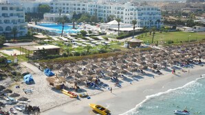 A resort with a large pool, beach area with umbrellas, and a hotel building. - El Mouradi Mahdia (Mahdia)