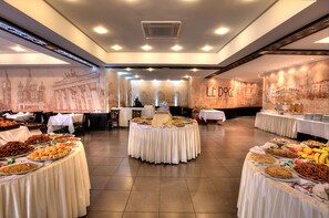 Desayuno continental (EUR 10 por persona) 