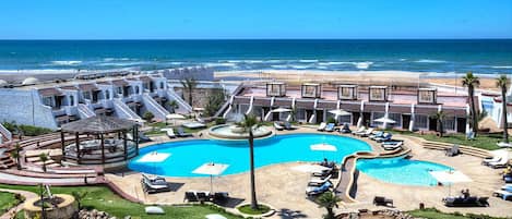 Piscine extérieure, parasols de plage, chaises longues