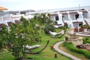 Una piscina al aire libre, sombrillas, tumbonas