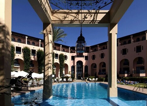 Piscine extérieure, parasols, chaises longues