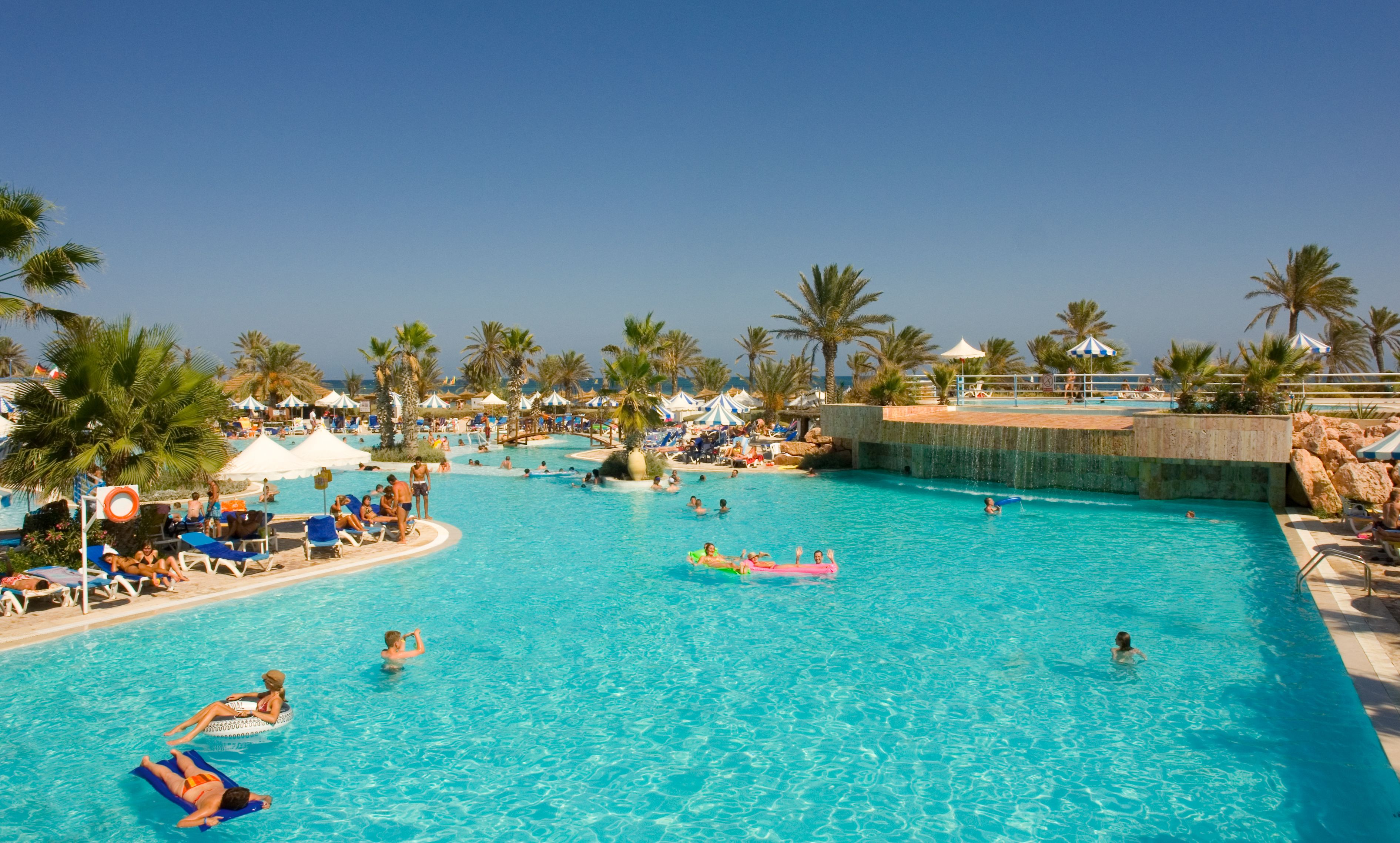 Una piscina techada, una piscina al aire libre