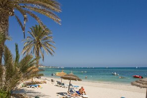 Playa privada, sillas reclinables de playa, sombrillas, toallas de playa