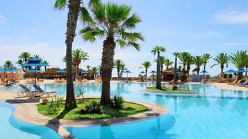 Una piscina techada, una piscina al aire libre