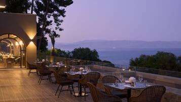 5 restaurants, breakfast, lunch, dinner served; French cuisine