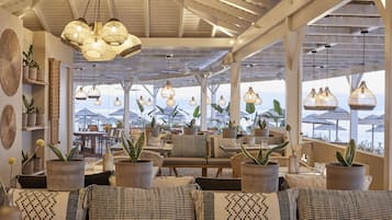 5 restaurantes; se sirve desayuno, almuerzo, cena y brunch