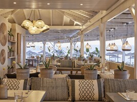 5 restaurants; breakfast, lunch, dinner, and brunch served