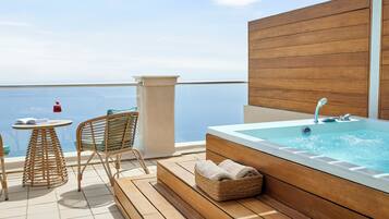 Junior Suite, Grand Terrace Whirlpool Sea View (Panorama) | Vista a la playa o el mar