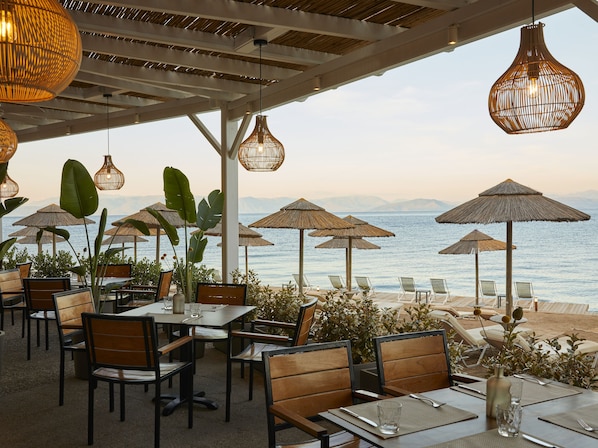 5 restaurants; breakfast, lunch, dinner, and brunch served